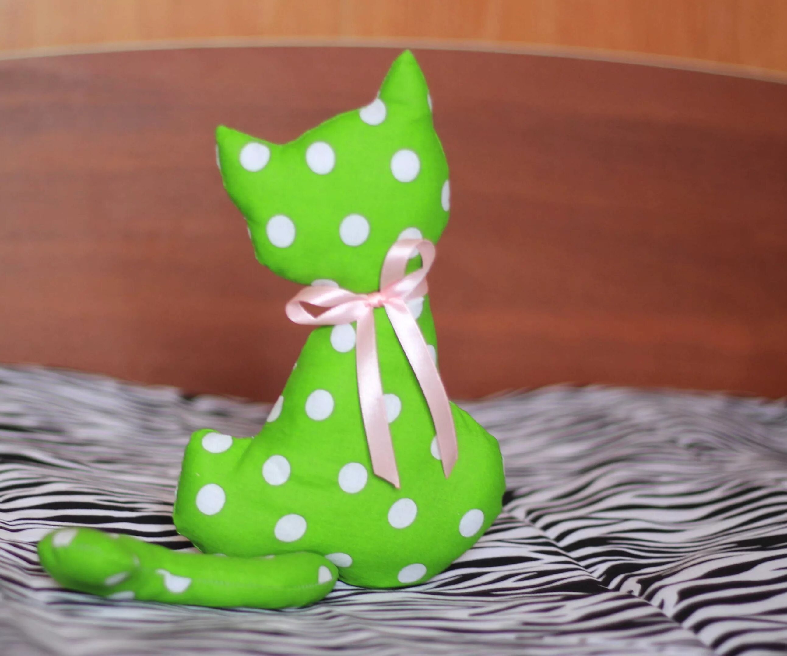 маленькие игрушки из фетра. мягкие игрушки из ткани. шитые игрушки. игрушки из фетра. плоские игрушки из фетра.