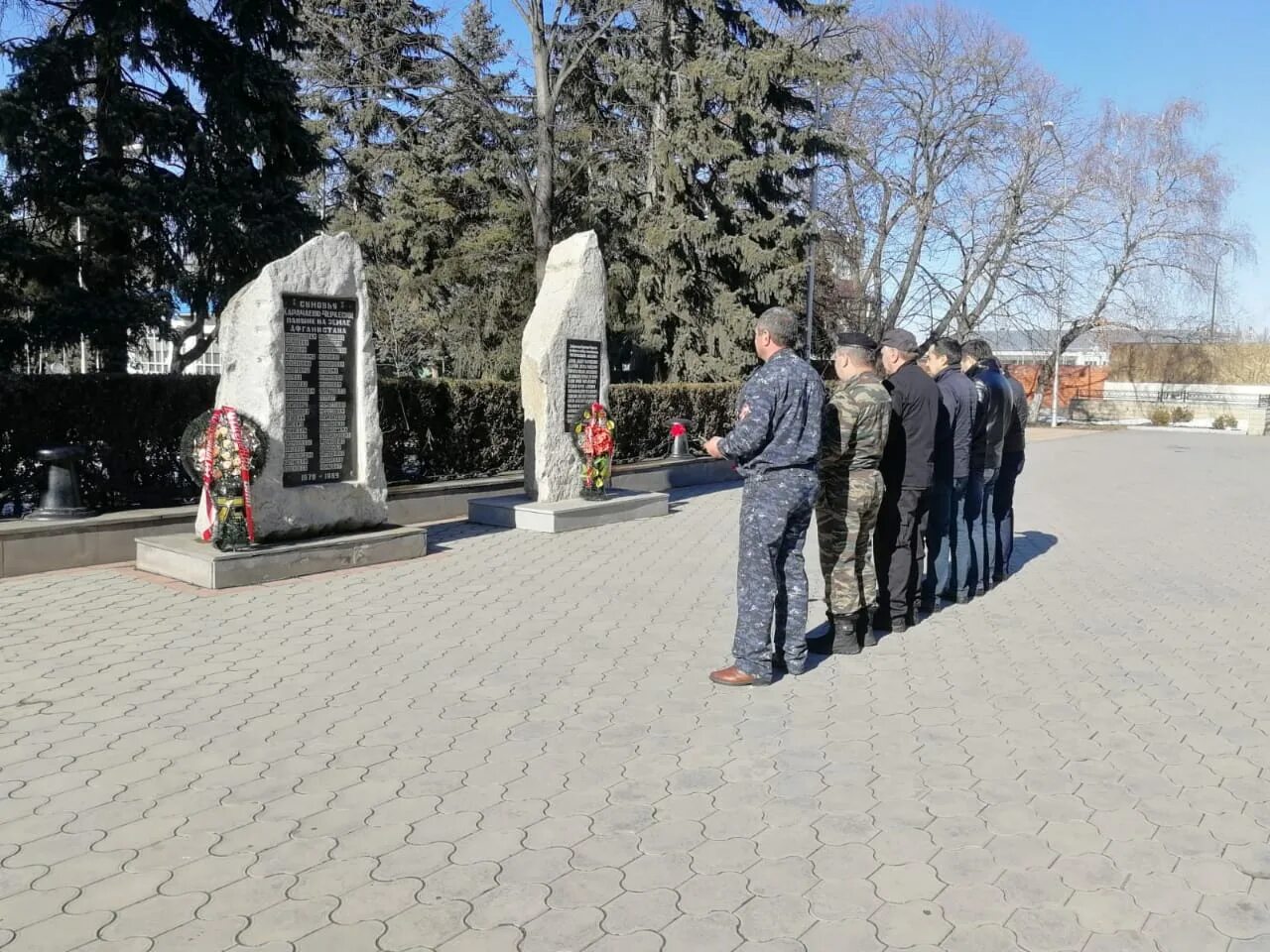 Росгвардия черкесск. Совет ветеранов воинов интернационалистов в КЧР. Общественная организация воинов афганцев в Черкесске. Памятник воинам интернационалистам в Карачаевске. Ветераны в Черкесске.