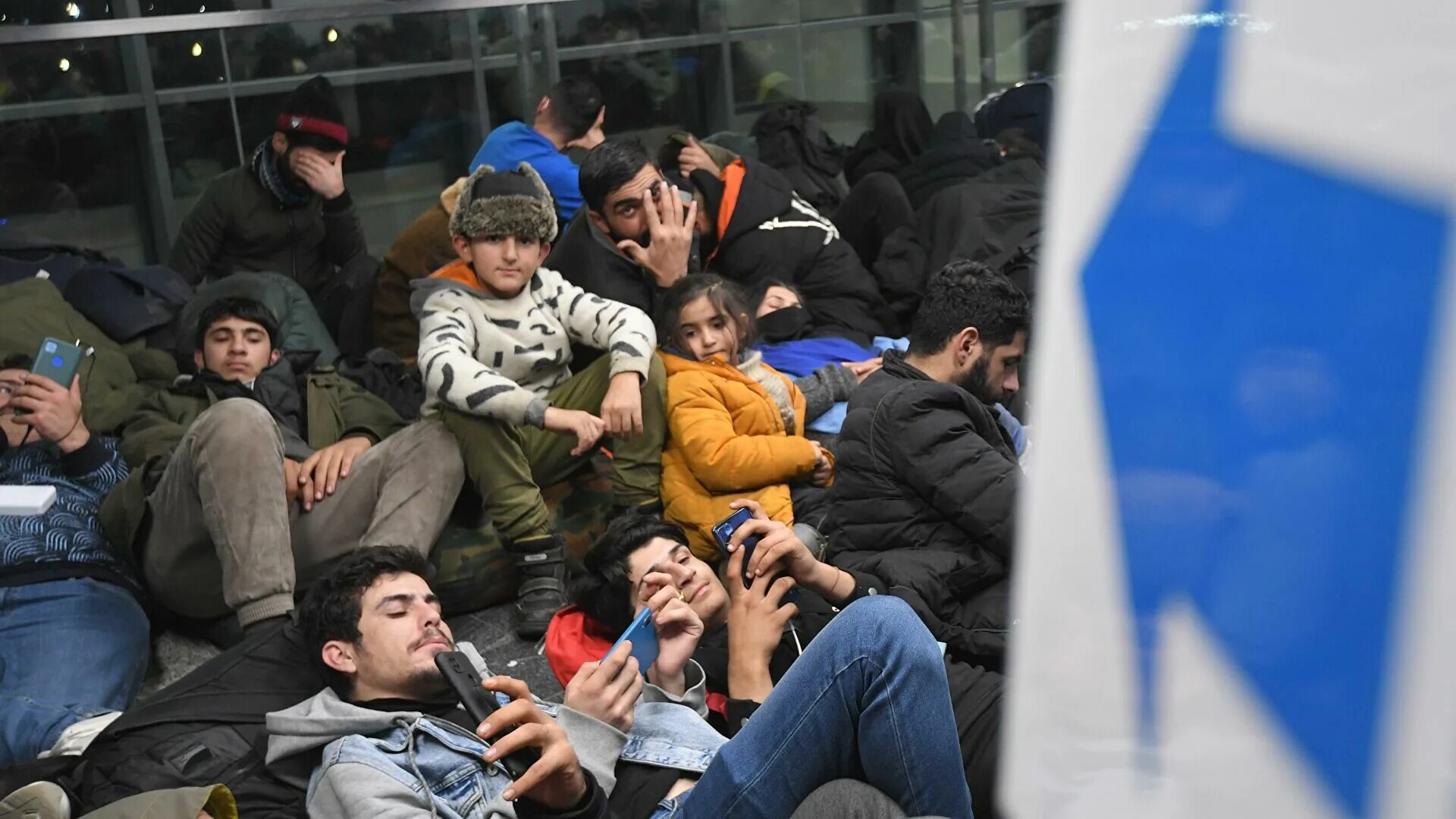 Мигранты кто это такие. Беженцы в Беларуси. Миграционный кризис в Белоруссии. Мигранты на границе. Мигранты в аэропорту.