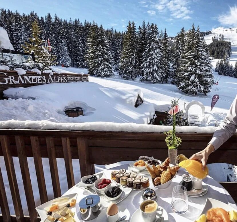 Завтрак зимой фото. Утро зима завтрак. Куршавель завтрак. Зимний завтрак фото. Завтрак на зимней базе.