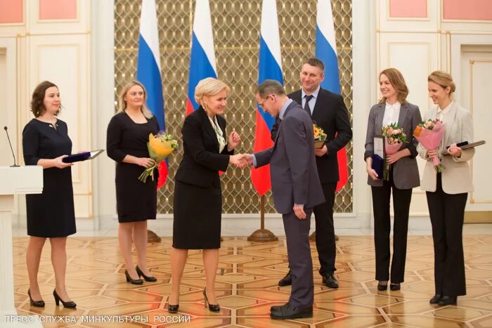 Торжественное награждение. Одежда на награждение. Одежда на церемонию награждения. Торжественный наряд для преподавателей.