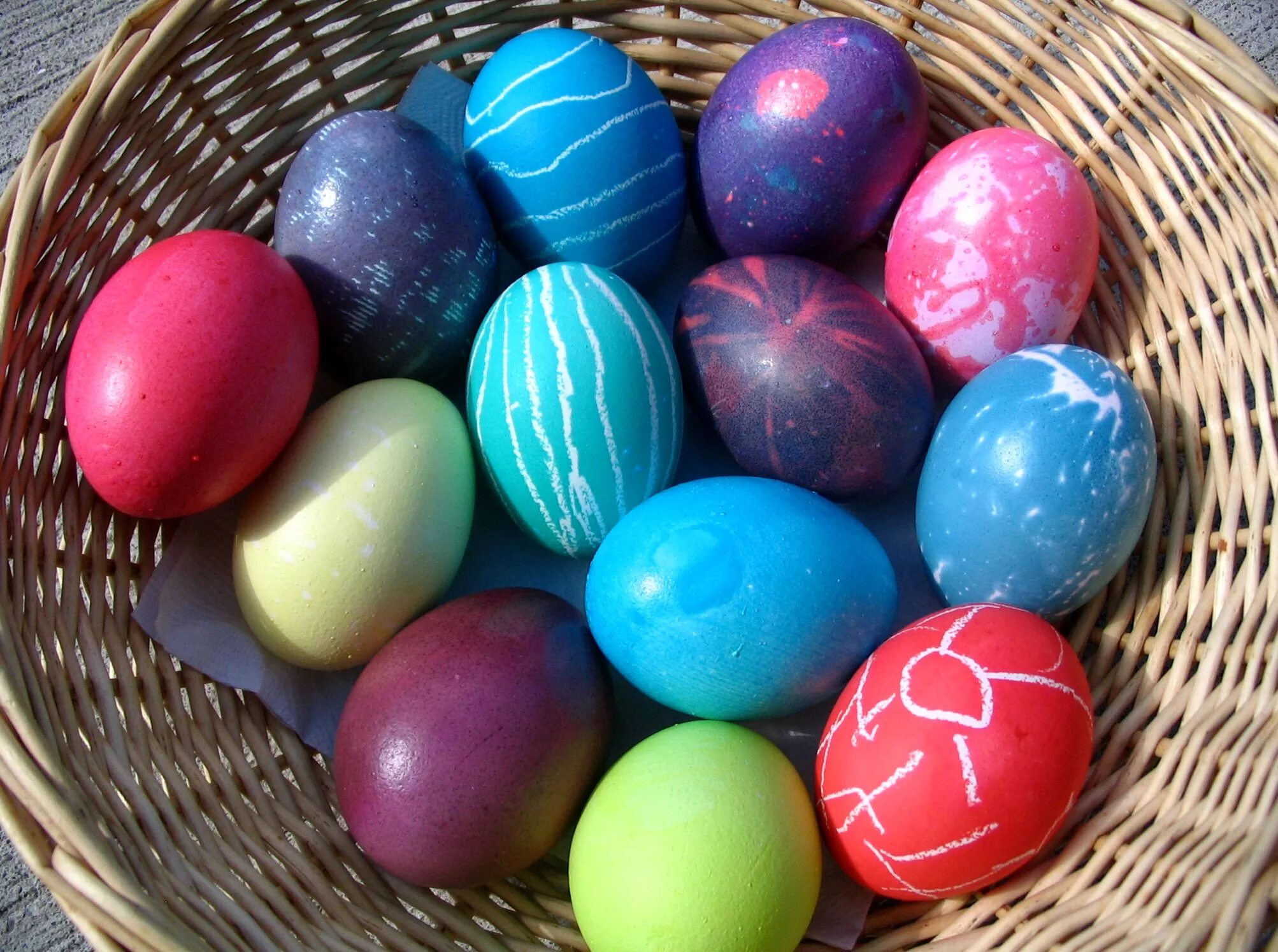 Какими цветами красить яйца. Яйцо Пасха. Крашеные пасхальные яйца. Крашеные яйца на Пасху. Zqwf YF GFC.