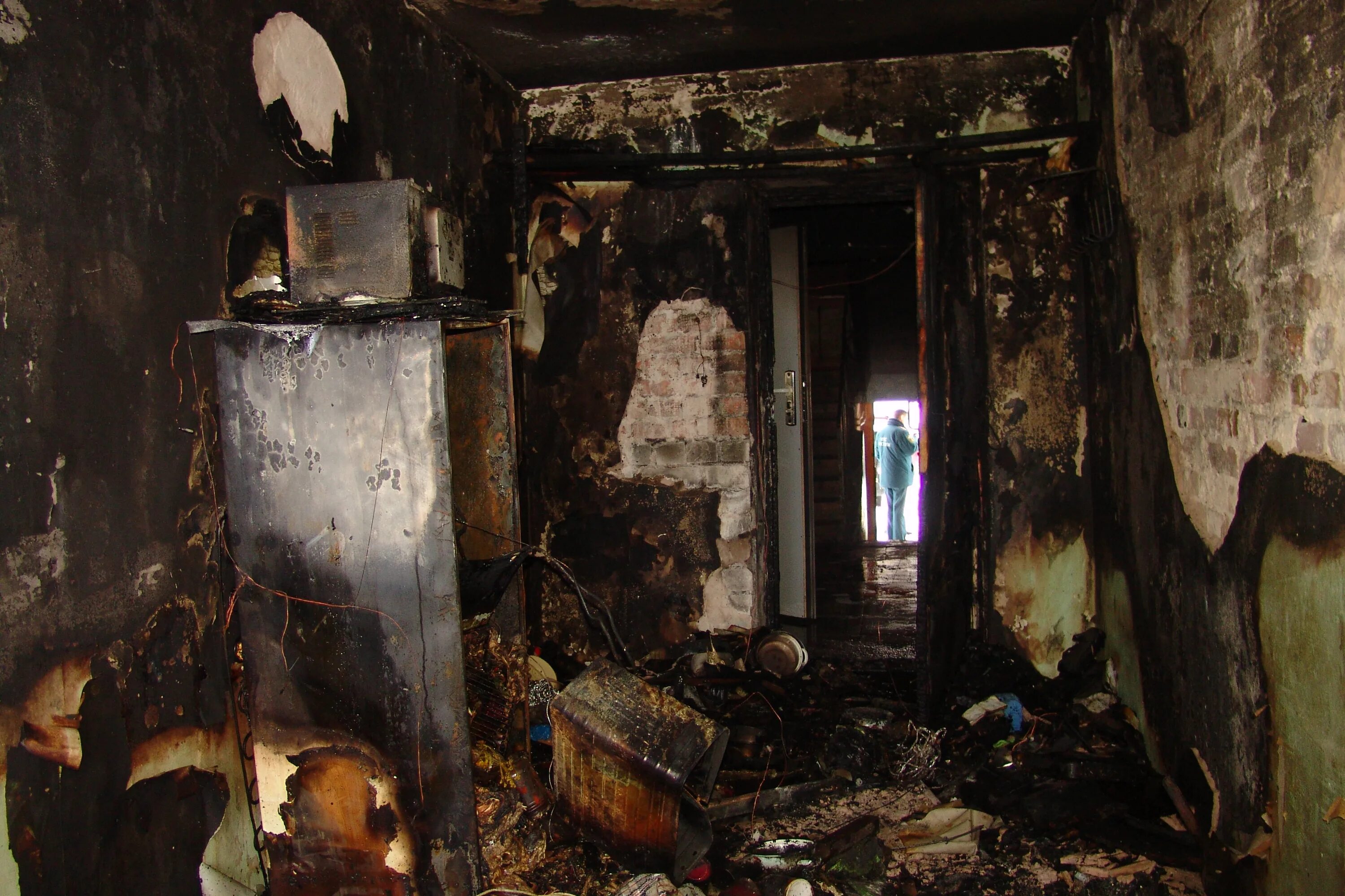 Сгоревшие вещи. Дом после пожара внутри. Комната после пожара. Пожар в квартире.