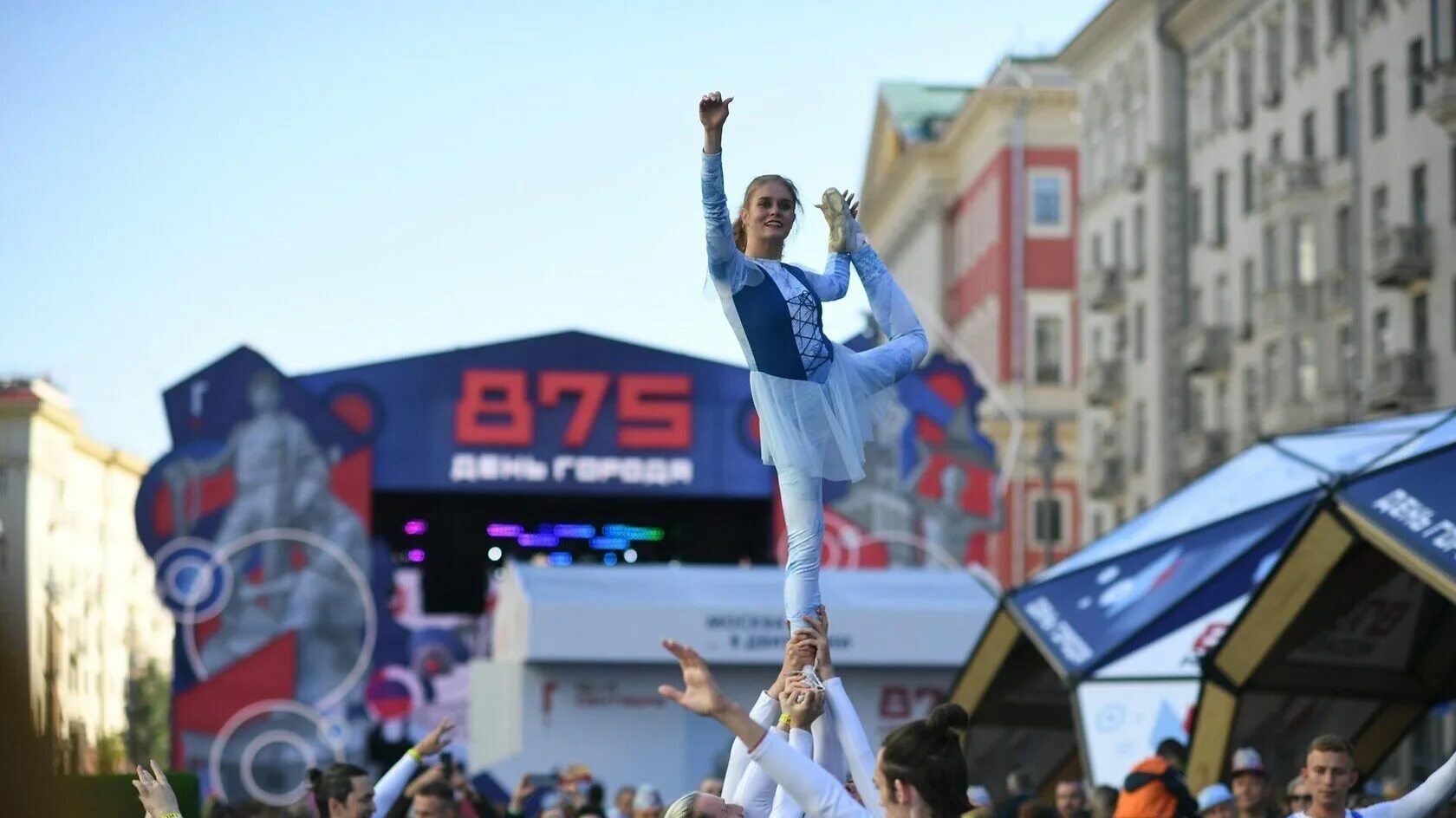 Гости столицы фото. Москва 10 сентября. 10 сентября день города москвы. День города москва. Кремль салют.