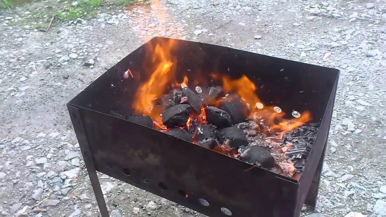 Какие угли лучше использовать для мангала. Уголь для мангала. мангал для костра. мангал с горящими углями. разжигать уголь для мангала.