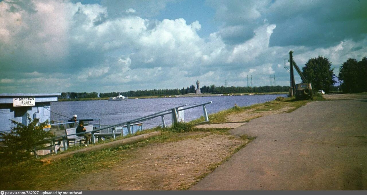 Большая волга сайт. Пристань большая Волга Дубна. Причал большая Волга Дубна. Волга причал на набережной Дубна. Дубна Московская область Волга.