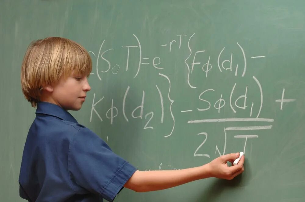 Общение учителя с учениками. Учитель у доски. Считает лучше учителя. Считает лучше учителя. Учительница с детьми.