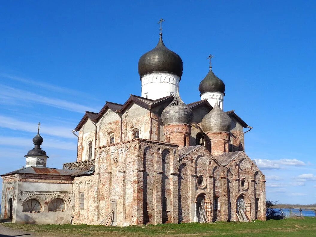 Зодчество 13 14 века. Каменное зодчество древней Руси. Новгород храм 13-14 века. Каменная Церковь Новгородская. Клопский монастырь Великий Новгород.