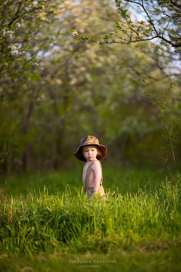 Дружба мальчиков. Река для детей. Три мальчика. Дети играющие во дворе. Мальчик лето друг.
