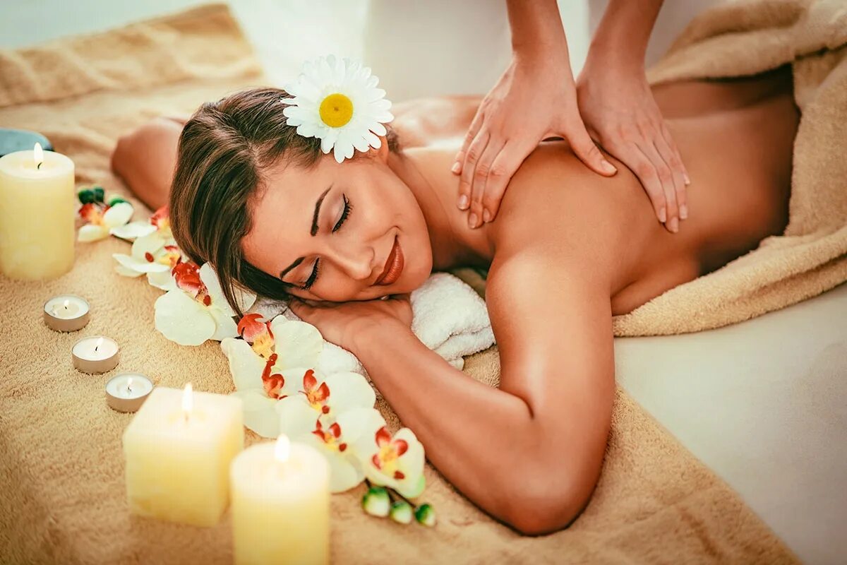 Спа массаж девушке. Классический массаж. Блондинка в спа. Девушки массажный салон. Нежный массаж.