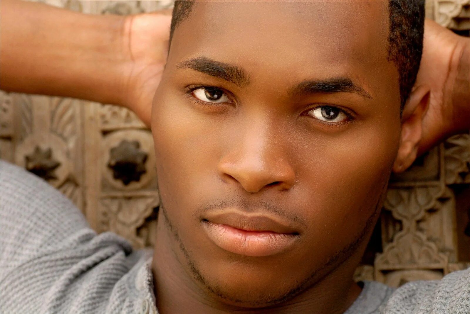 Омар эппс 2021. Как правильно афроамериканец. Луи афроамериканец. Красивые афроамериканцы мужчины. Как правильно афроамериканец.