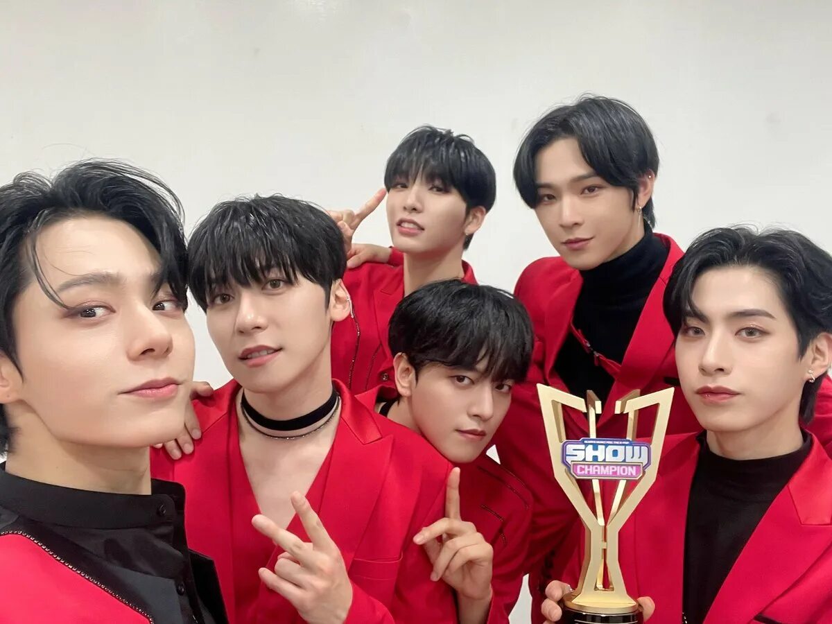 Oneus same. ONEUS шоу. ONEUS same Scent Xion. ONEUS Ravn 2022. ONEUS арты same Scent.