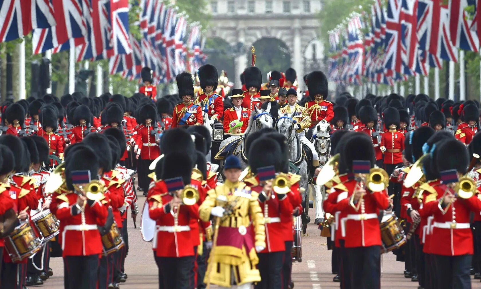 2012 год в великобритании. Парад вынос Знамени Великобритания. Trooping the Colour праздник. Парад в честь дня рождения королевы в Англии. Праздничный парад Великобритании.