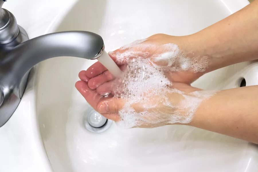 Мытье. Мытье рук с мылом. Человек моет руки. Вымойте руки. Гигиена рук.