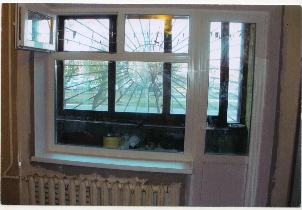 постеры картины в комсомольск-на-амуре на домах. новое многоэтажное жилищное строительство. рассвет в комсомольске на амуре. натяжной потолок и жалюзи. установка окон комсомольск.