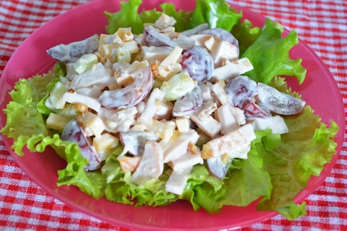 Салат грудинкой сыром. Салат грудинкой сыром. Салат с картошкой и беконом. Салат из копченой курицы с шампиньонами. Салат грудинкой сыром.