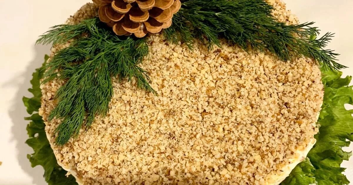 елочка из укропа на салате. новогодний салат елочка. салат елка на новый год. елка из укропа на салат. салат елка на новый год.