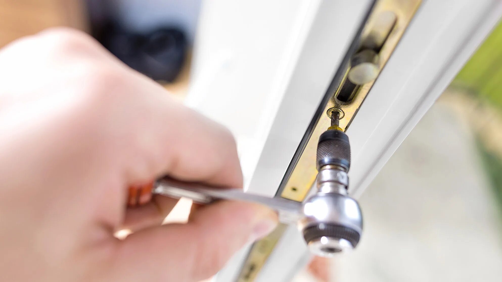 Фурнитура roto nx. Регулировка окон. Замена фурнитуры двери. Ремонт пластиковых окон в ярославле. Фурнитура рото штульп.