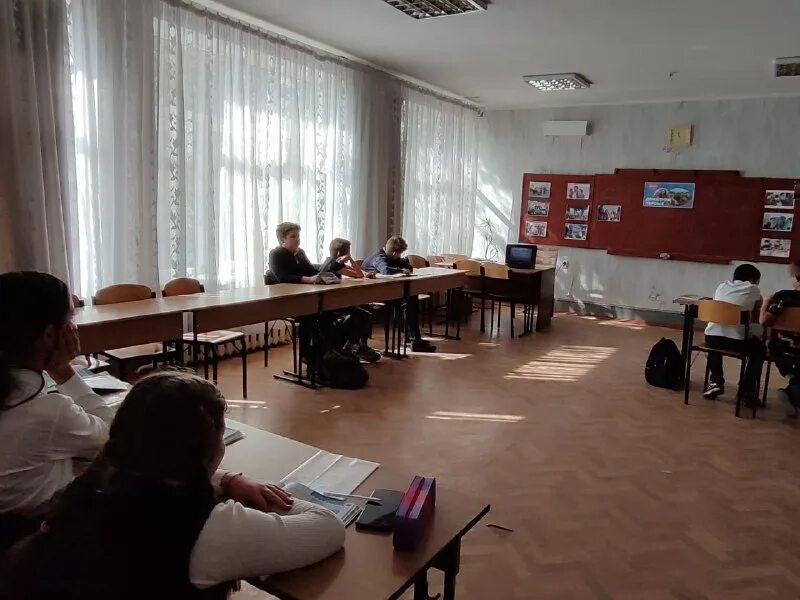 школа номер 21 станица голубицкая. школа 9. старшеклассницы на уроке. приморский край хорольский район с поповка. фотографию тутурской школы.