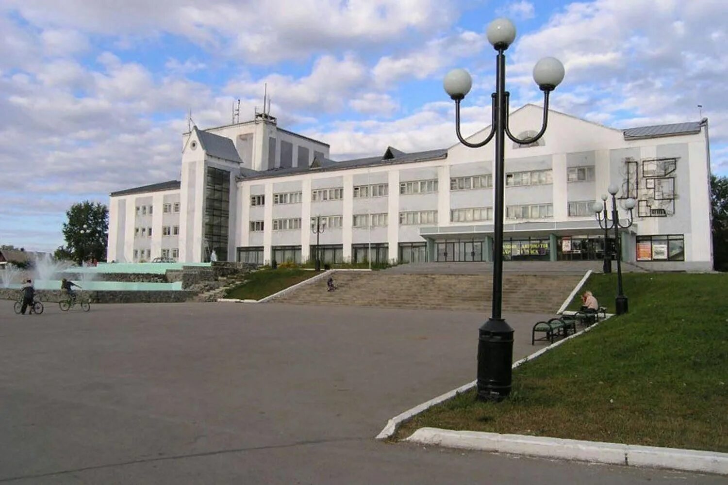 Музей каски лысьва пермский край. Лысьва посмотрено. Площадь города лысьва. Лысьва посмотрено. Лысьва пермский край музей города.