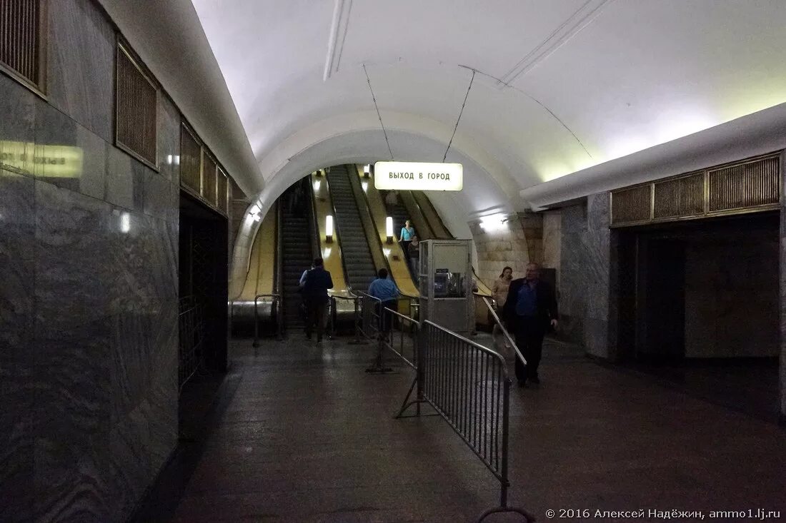 Охотный ряд станция метро схема. Станция метро площадь революции. Охотный ряд схема платформы. Пересадка на охотном ряду. Площадь революции метро на карте.