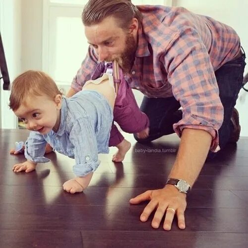 Дочка моряка. Проводи папу. Ы провожаем папу. Девушка провожает моряка. Проводи папу.