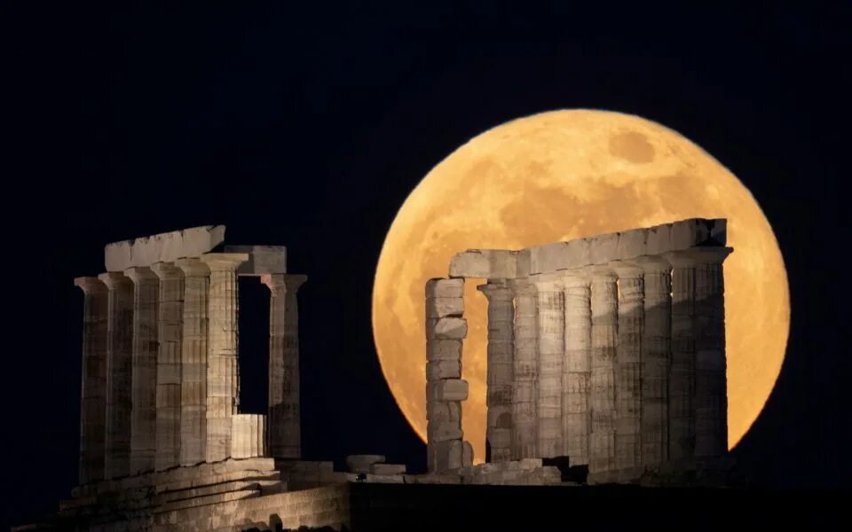 The moon knows. Луна в Греции. Суперлуние Сунион. Полумесяц в Греции. Путь к Луне Греция.