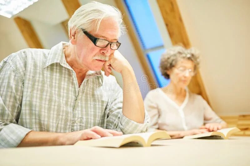 Бабушка дедушка и внуки. Ребенок рассказывает. Пожилые читают. Дамы 60 годов читают книги. Старики выпускники фото.