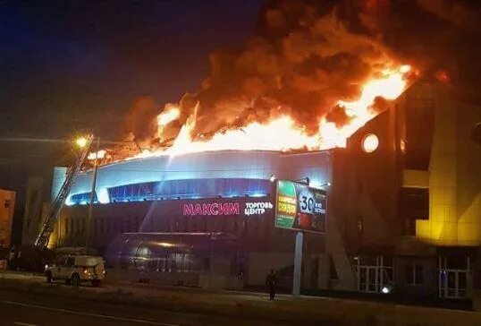 В каком году сгорел тц. Горящий ТРЦ. Сгоревший ТЦ В Шебекино. ТЦ Планета горит. Гигантский ТЦ горит.