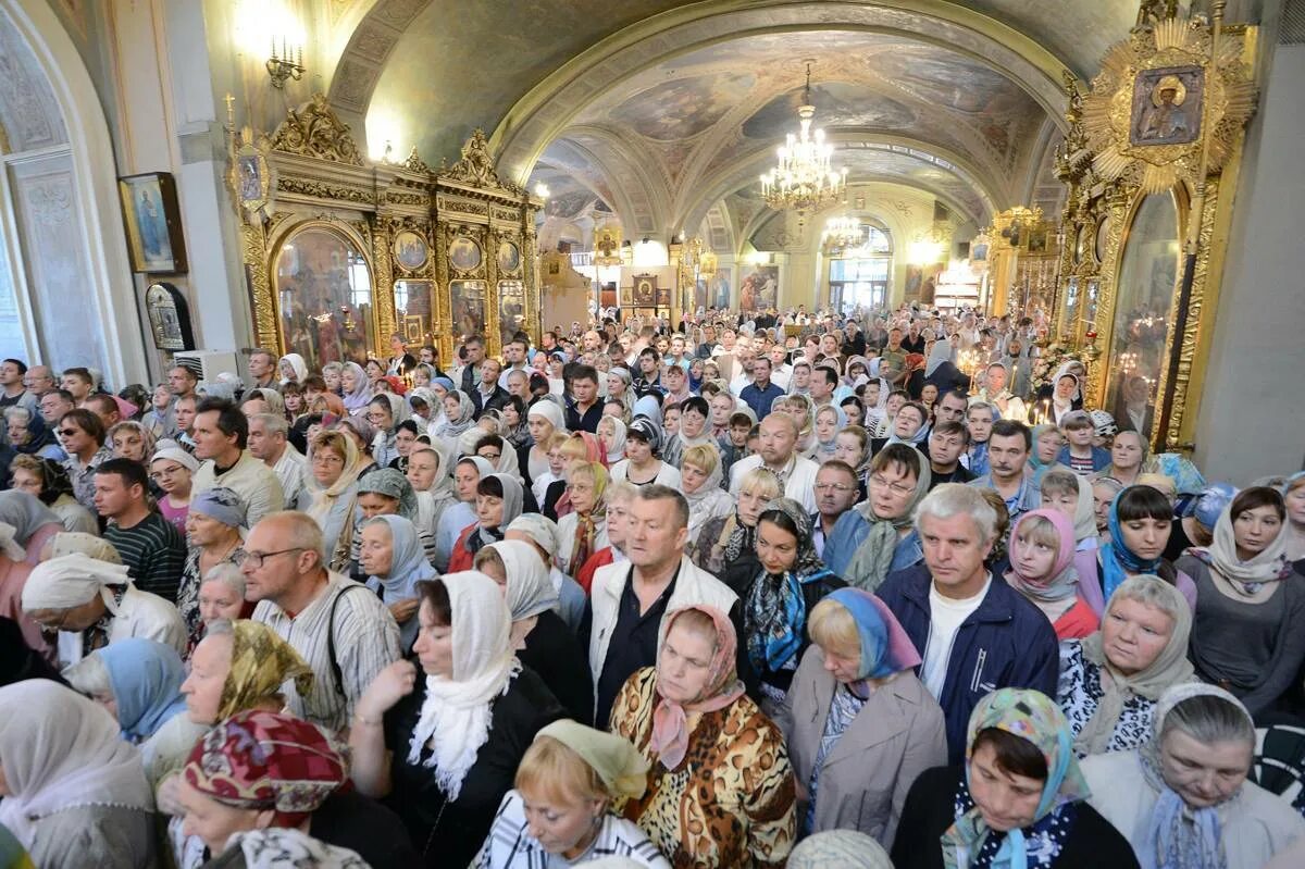 Можно ли отпевать некрещеного человека. Место в храме для некрещенных. Ходить некрещенным в храм можно ли. Медиа служение в церкви. Некрещеный человек.