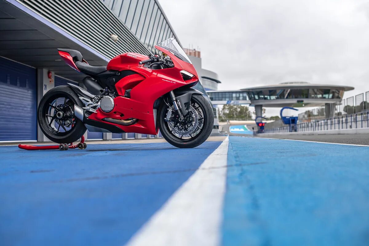 Дукати Panigale v2. Дукати в2 2020. Дукати Панигале v2 2020. Ducati Panigale v2 вес.