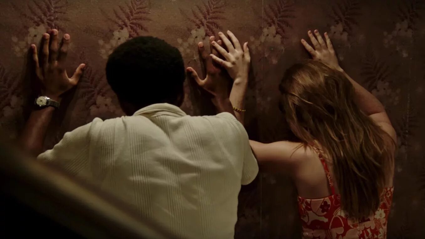 Полиция сша задержала преступника. Эшлинн йенни горничная. Сцены насилия над детьми. Шон пенн фильм про вьетнам. Насилие над красивыми девушками.