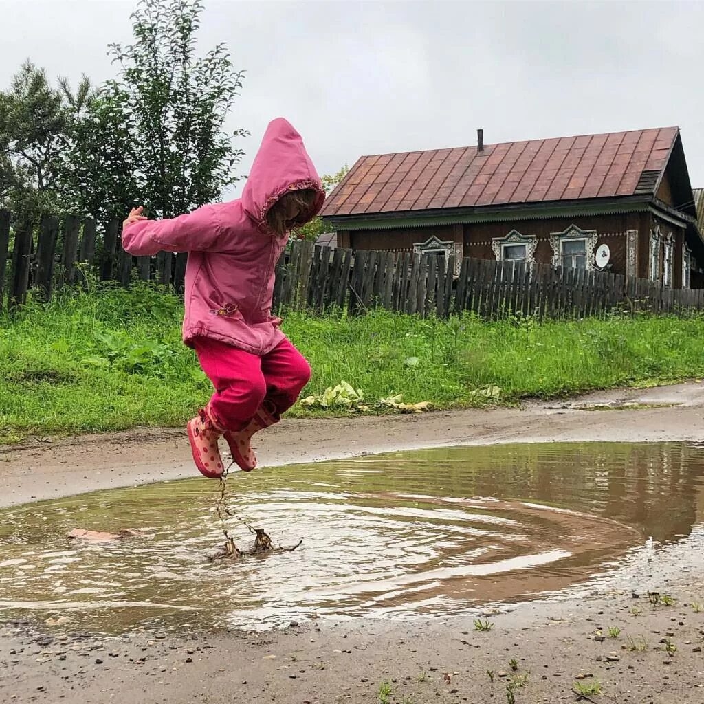 Лужа. Бегать по лужам. Ребенок прыгает в луже. Прыгать по лужам. Бежим по лужам песня слова