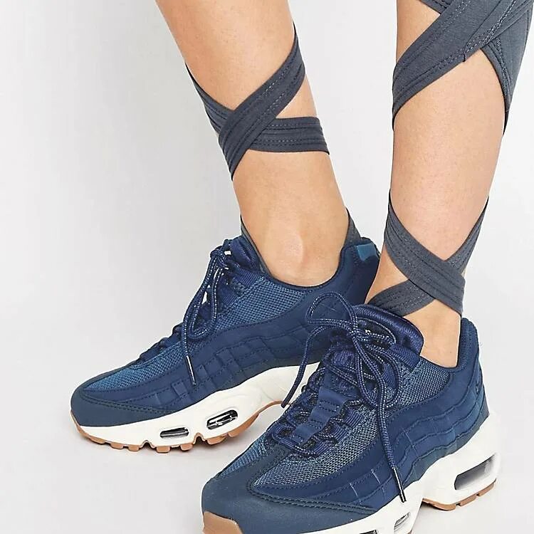 Nike Air Max 95 темно синие. Темно синие кроссовки женские. Кроссовки с голубой подошвой. Кроссовки найк с каучуковой подошвой. Воздушная подошва