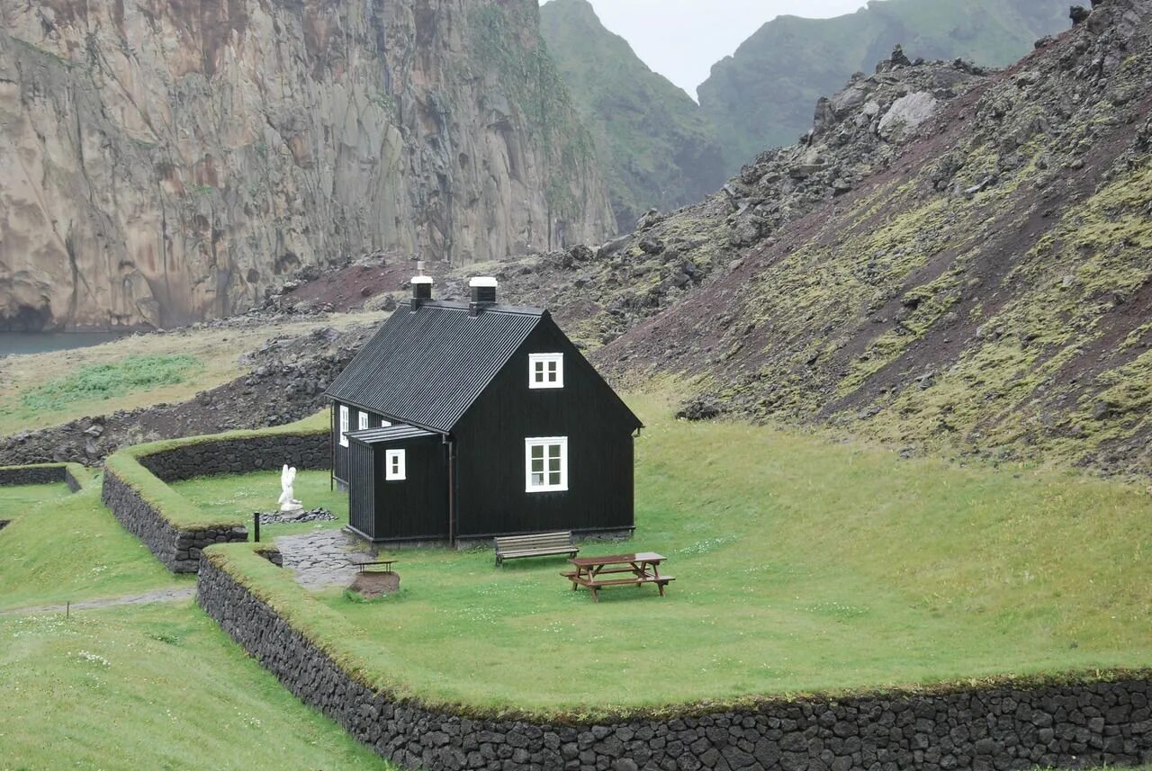 Домики вдали. Одинокий домик. Дом вдали от цивилизации. Одинокий домик в Норвегии. Дом на отшибе.