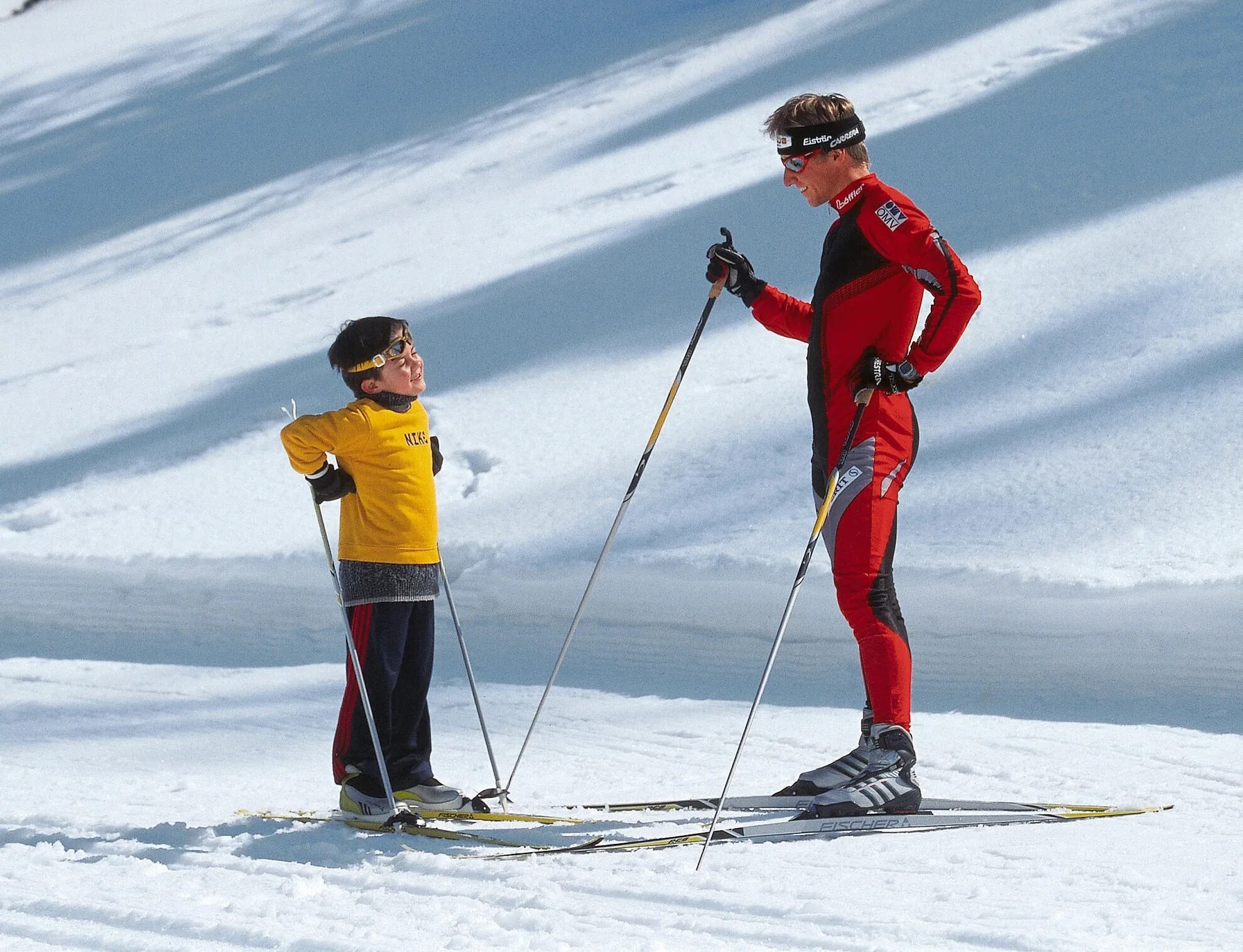 Спортивные лыжи. Лыжник. Катание на лыжах. Дети на беговых лыжах.