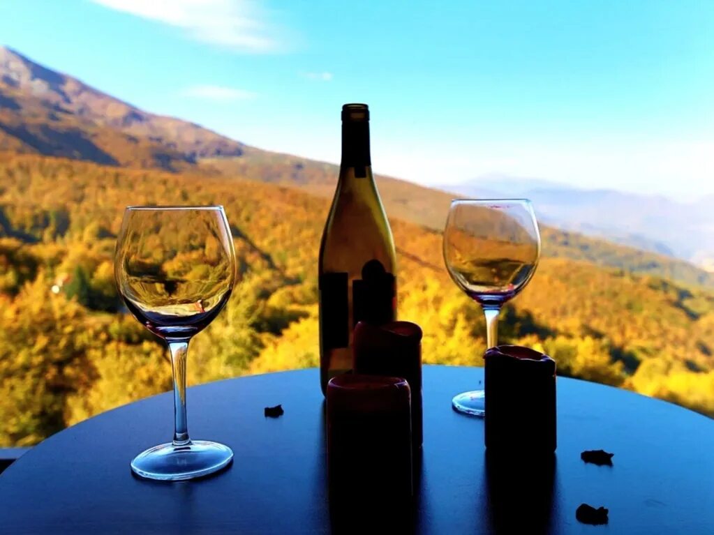 Вино усахелаури тбилиси. Бокал горы. Winery khareba вино. Хареба вайнери. Вина гор.