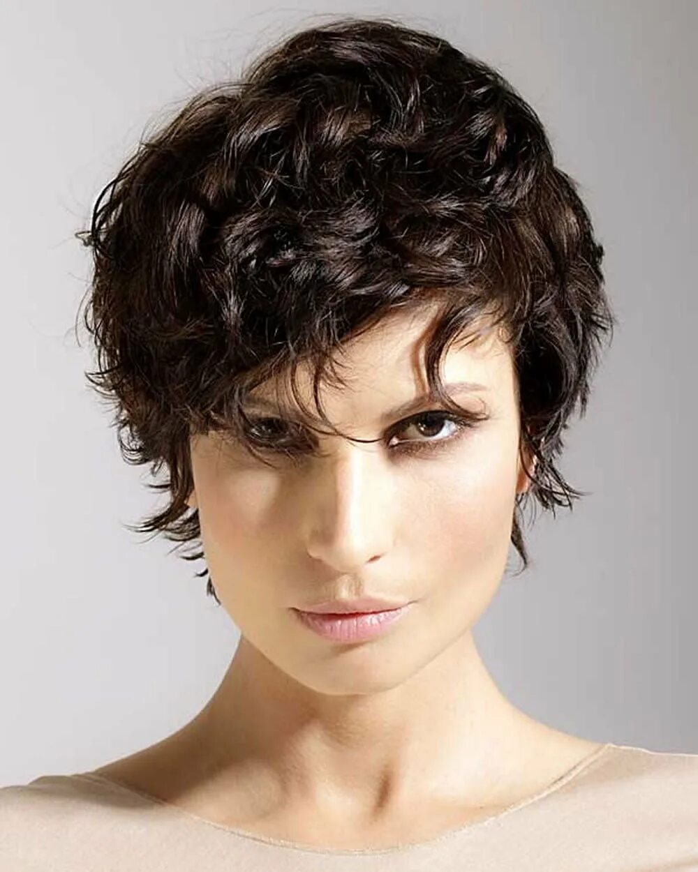 стрижки пикси стиль для кудрявых длинных волос. стрижки короткие женские на вьющиеся. стрижка боб гарсон на средние волосы волнистые. короткие стрижки на вьющиеся волосы. стрижки короткие женские на вьющиеся.