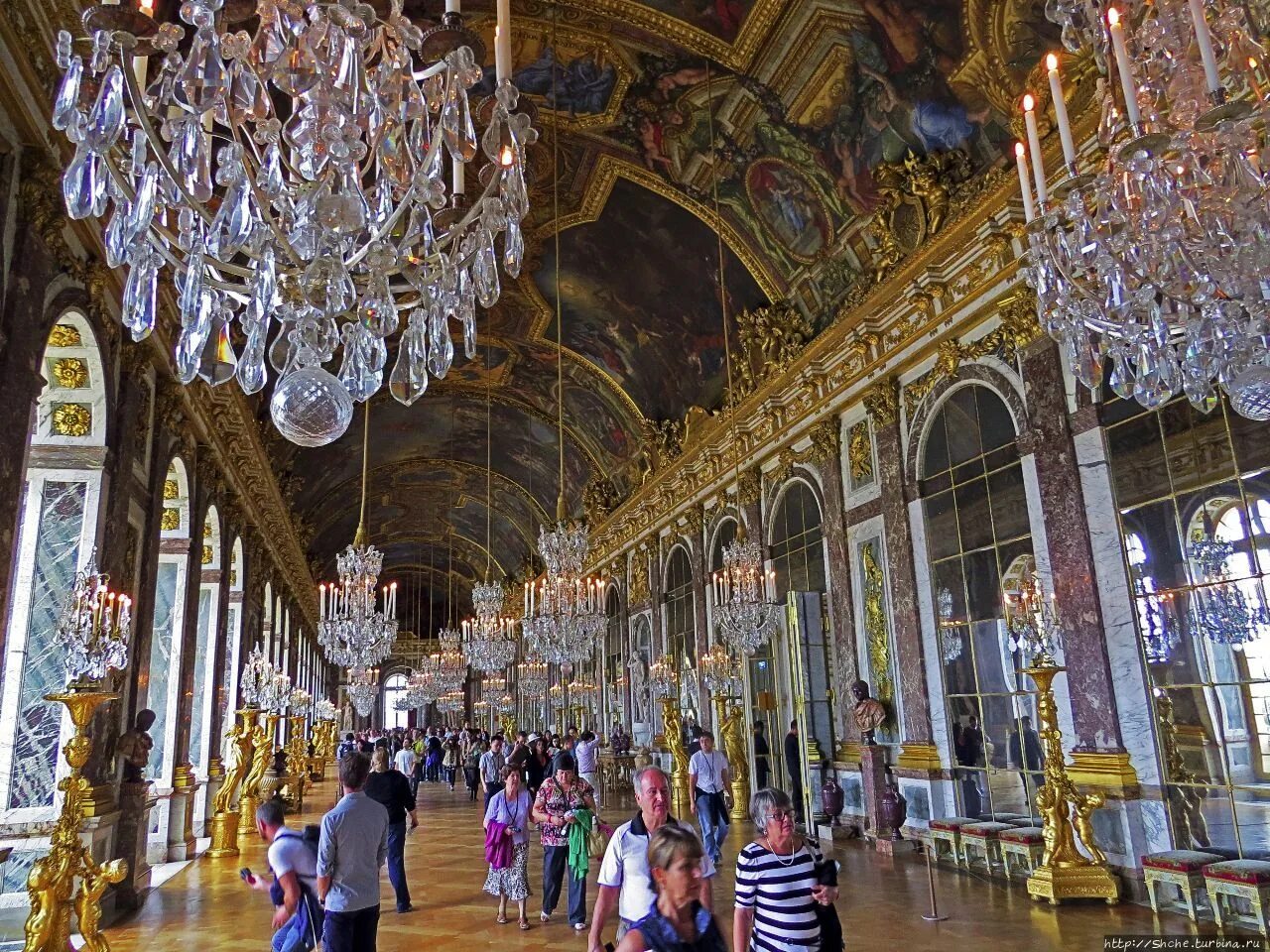 Галереи версаля. Зеркальная галерея Версальского дворца. Королевская часовня Версальского дворца. Зеркальный зал Версальского дворца. Версаль галерея дворца.