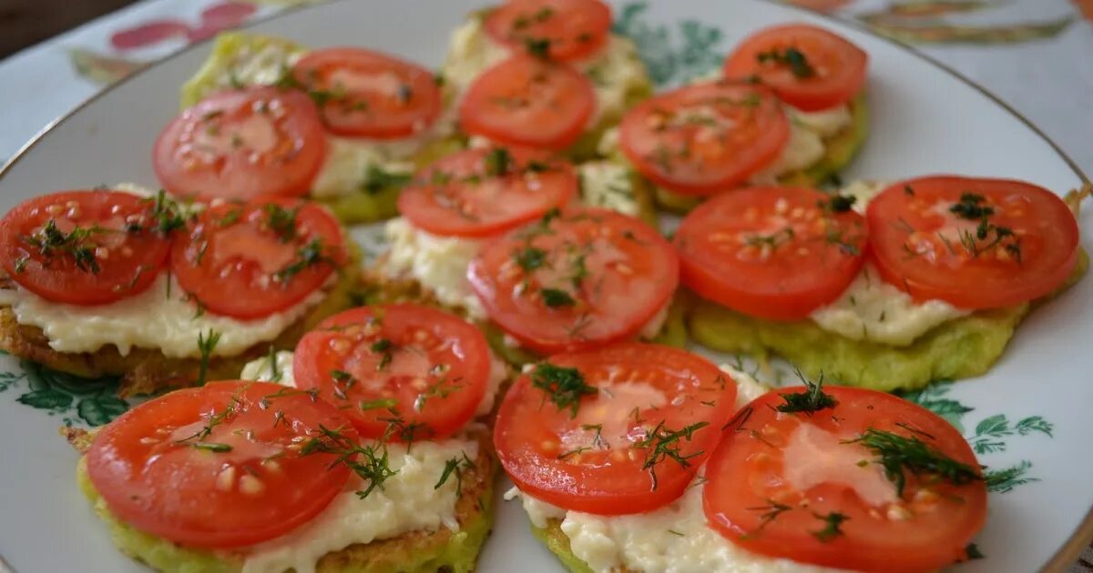 Кабачки сыром и чесноком помидорами рецепт. Оладьи из кабачков с помидорами. Кабачковые оладьи с помидорами. Оладушки с помидором и сыром. Кабачковые оладьи с помидорами и чесноком.