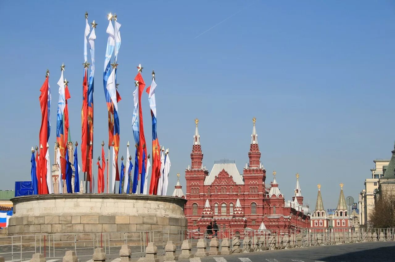 Флаг россии в москве. Москва Кремль флаг. Кремль флаг красная площадь Москва. Флаг России на красной площади в Москве. Знамя Победы и флаг РФ В Кремле.