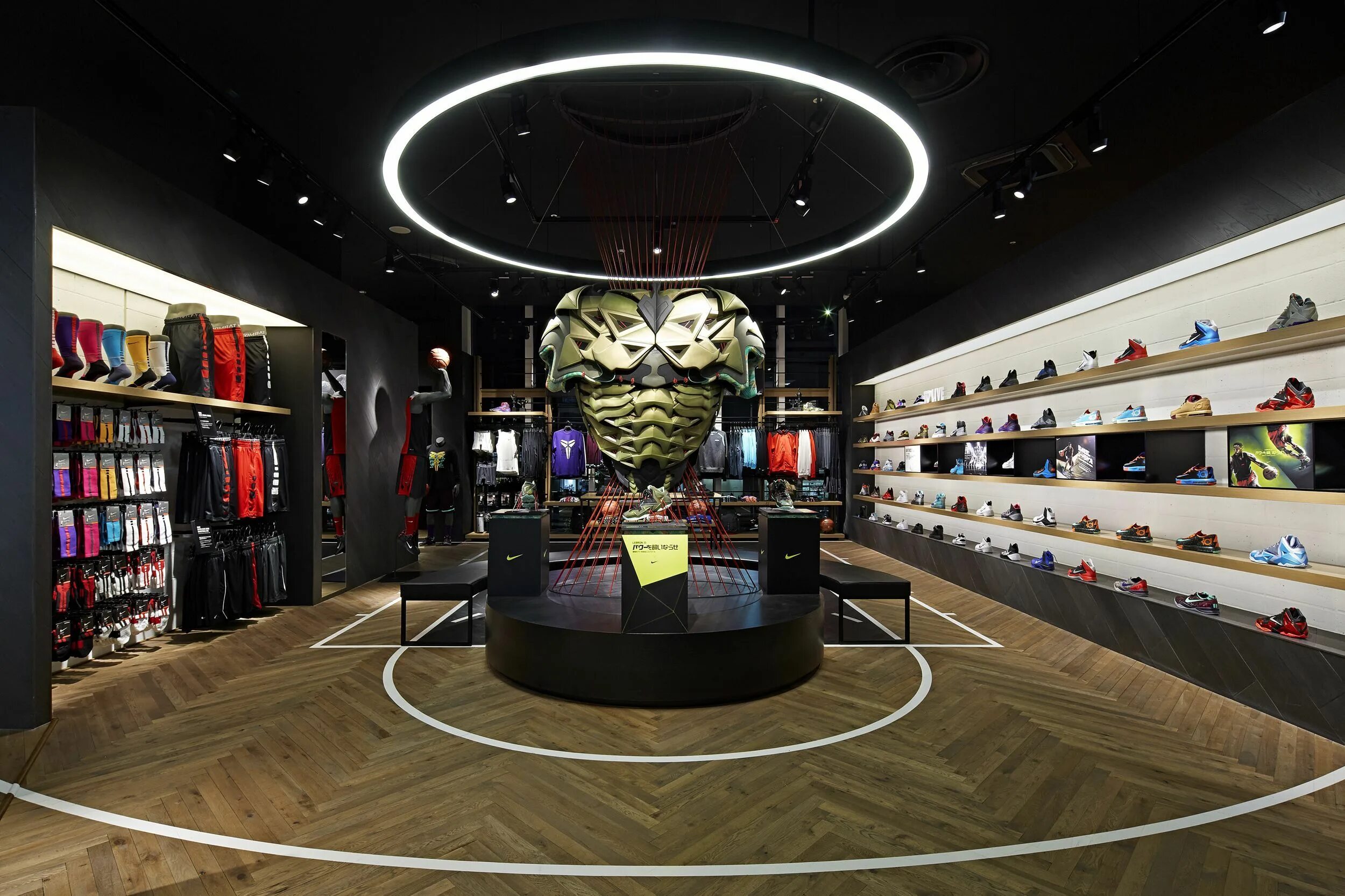 Хорошие спортивные магазины. Nike shop Interior. Интерьер спортивного магазина. Интерьер магазина спортивной одежды. Красивый магазин.