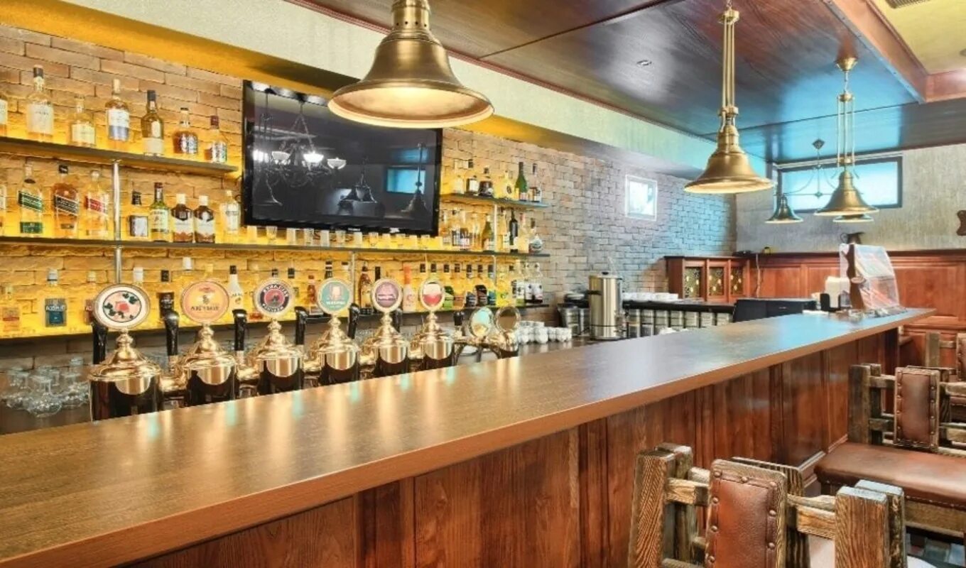 Бар в англии. Айриш паб дерево. Пивной бар. Пивной паб. Английский паб.