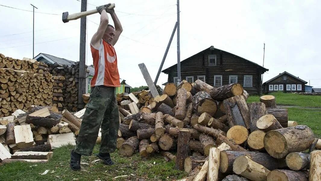 Они колят дрова. Рубка дров. Дрова в деревне. Рубить дрова. Человек рубит дрова.