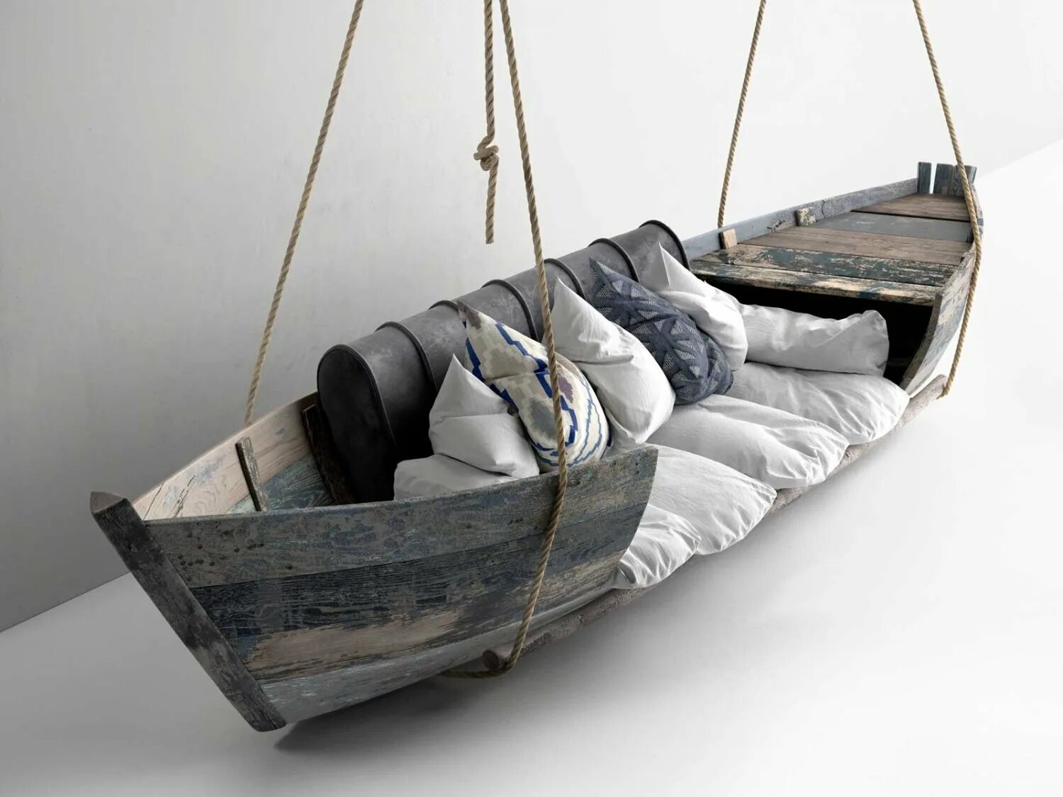 Creative unsinkable boat decor. Лодка в интерьере. Старая лодка в интерьере. Деревянная лодка в интерьере. Мебель из старых лодок.