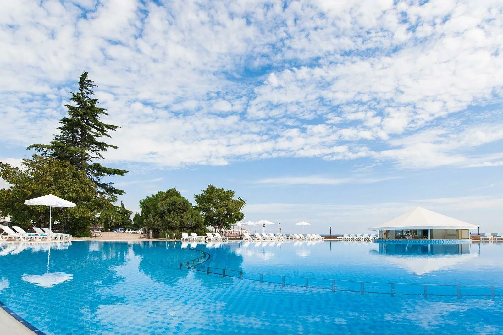 Rivera sunrise resort алушта. Пляж отеля ривьера санрайз алушта. Ривьера санрайз крым алушта. Алушта). Riviera sunrise resort spa 5 алушта крым.