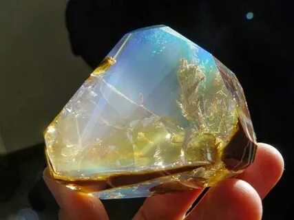 Прозрачный драгоценный камень минерал