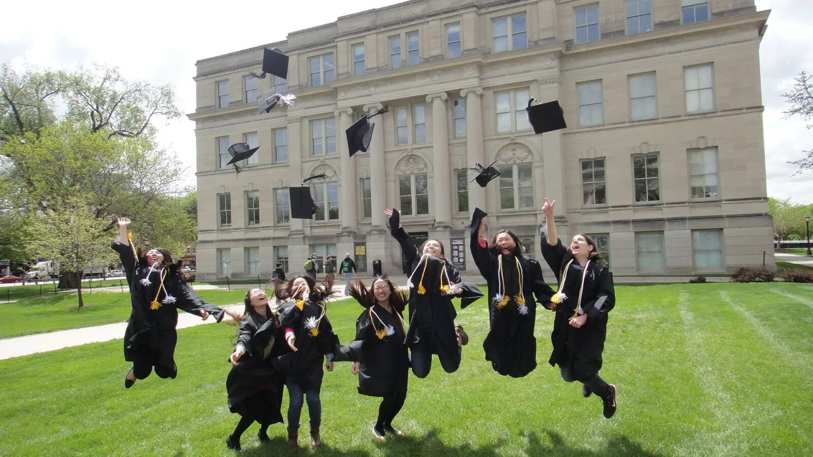 Students cambridge cambridge university. Оксфордский университет студенты. Выпускники Кембриджского университета. Оксфордский университет ученики. Кембриджский университет выпускники Кембриджского университета.