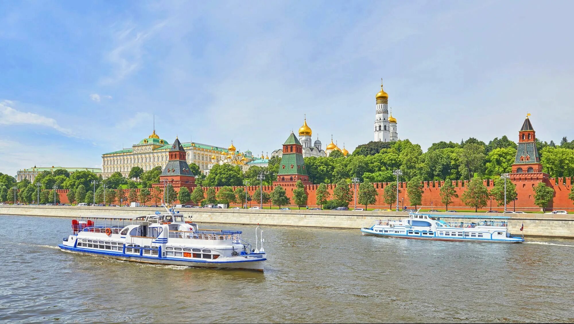 Прогулка на теплоходе зарядье расписание. Москва река - теплоходики вид на кремль. речные прогулки по москва-реке. теплоход зарядье москва. москва теплоход кремль.