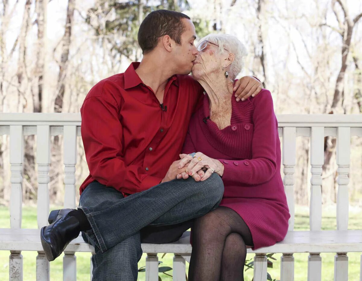 Пожилая женщина любит молодую. 31-Летний Кайл Джонс и 91-летняя Марджори маккул. Кайл Джонс и Марджори маккул. Кайл Джонс (31 год) встречается с Марджори маккул — 91-летней бабушкой.. Пожилые влюбленные пары.
